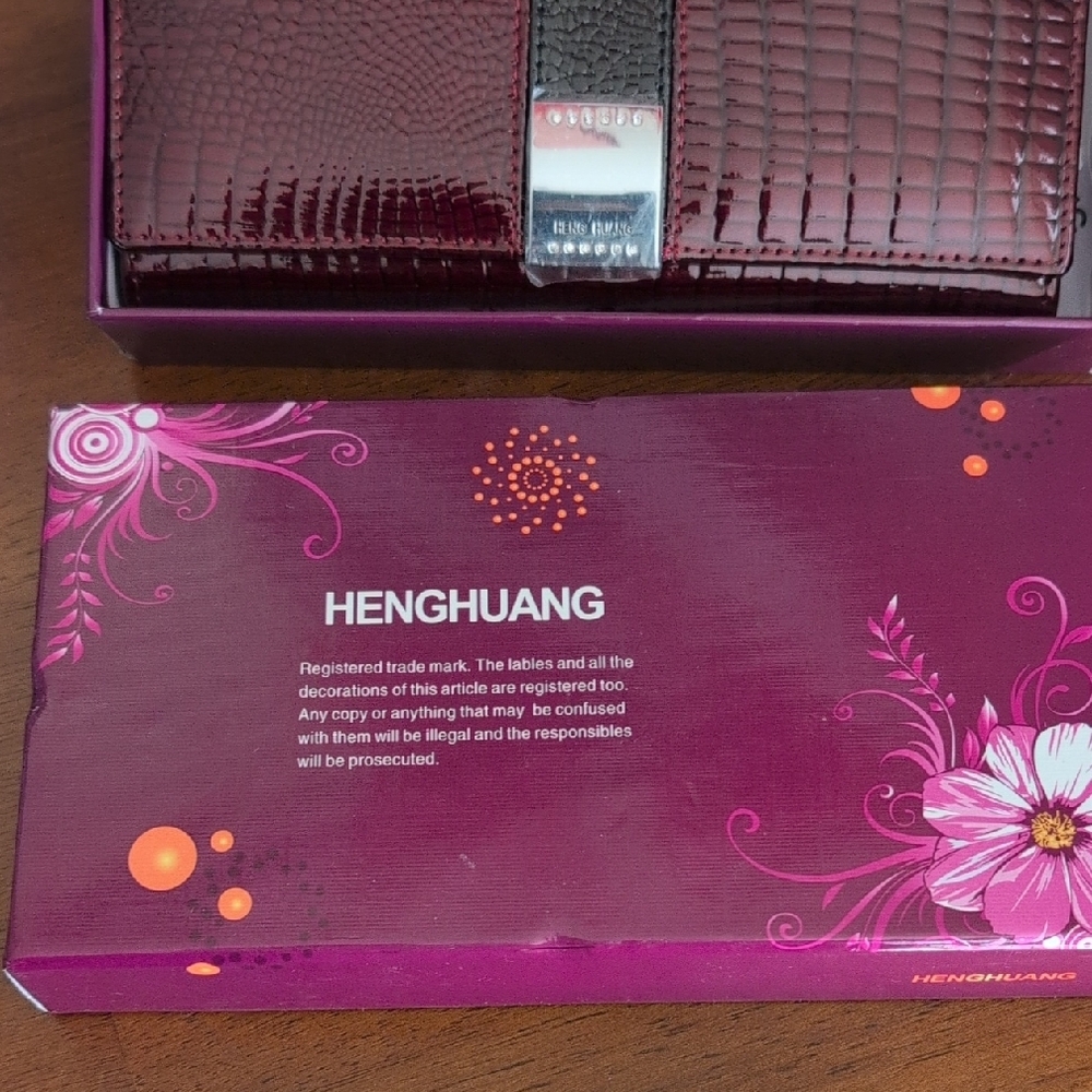 Leather Croc-Embossd Wallet - Picture 3 of 8